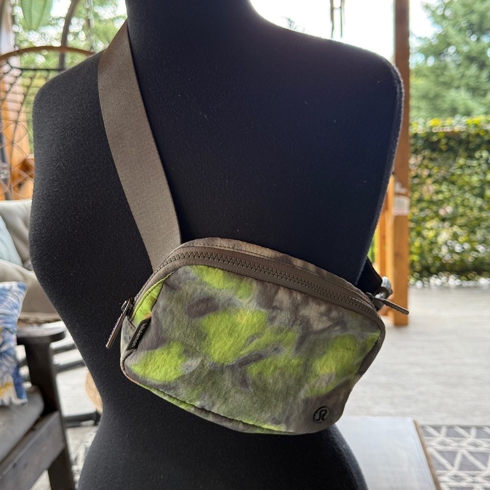 Lululemon | Everywhere Belt Bag 1L - Picture 2 of 7
